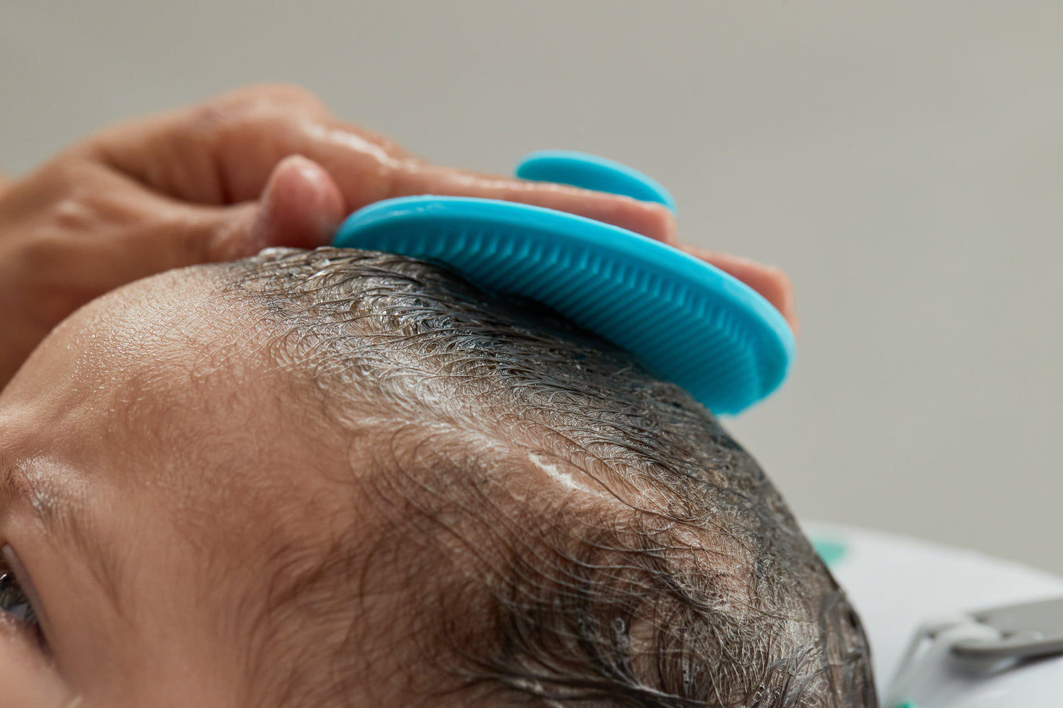 Fini les crises dans le bain ! Voici la brosse de bain tête aux pieds de Frida Baby.