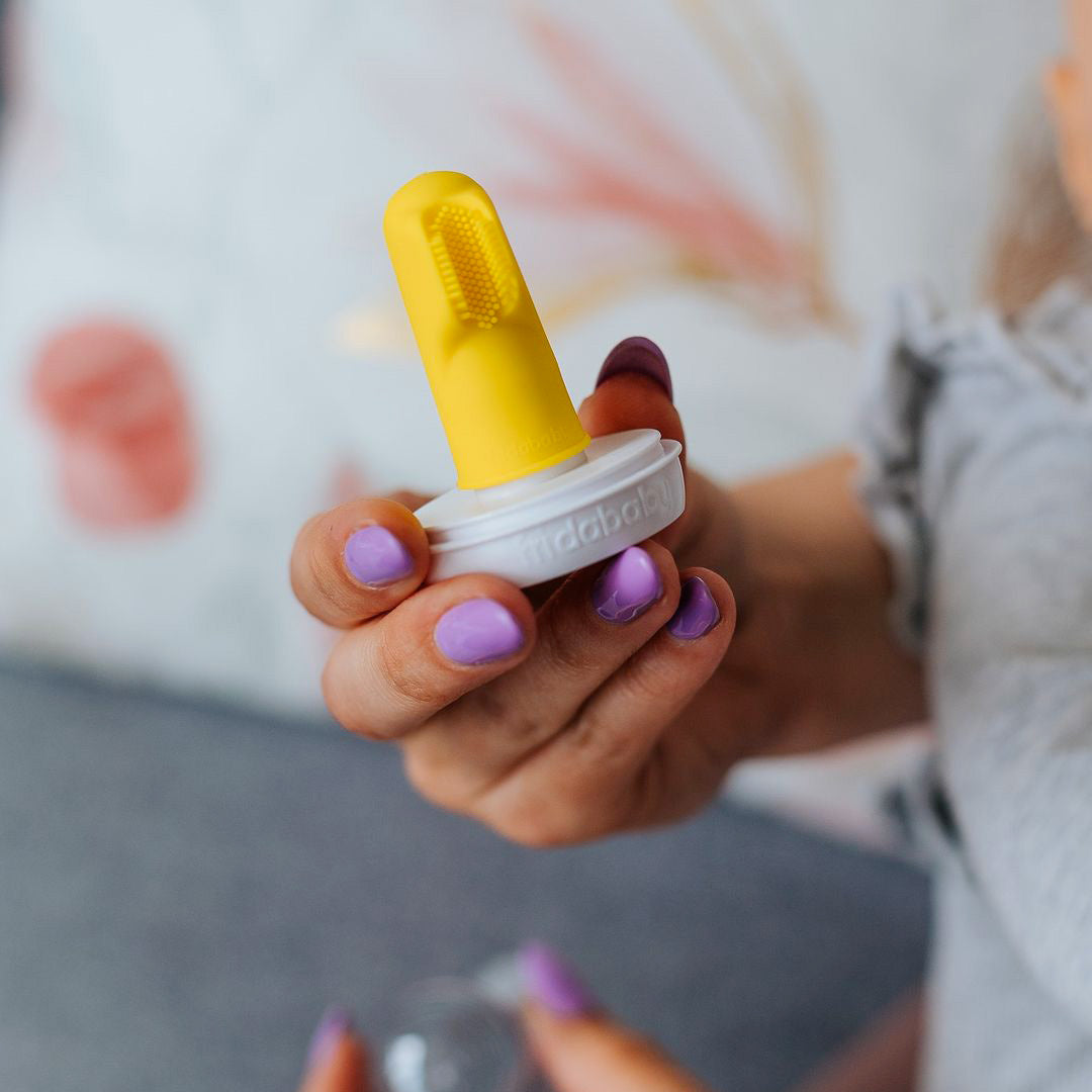 SmileFrida : la brosse à dents de doigt Frida Baby pour une hygiène bucco-dentaire dès le plus jeune âge.